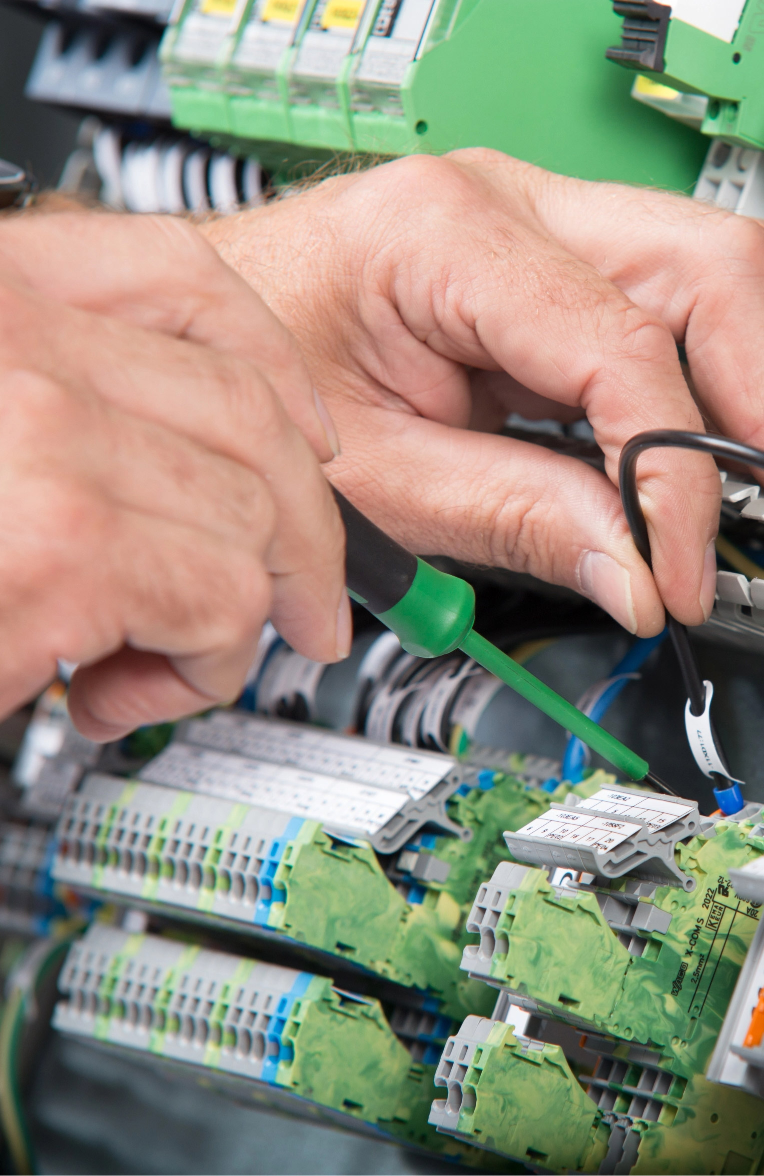 Verkabelnder Arbeiter