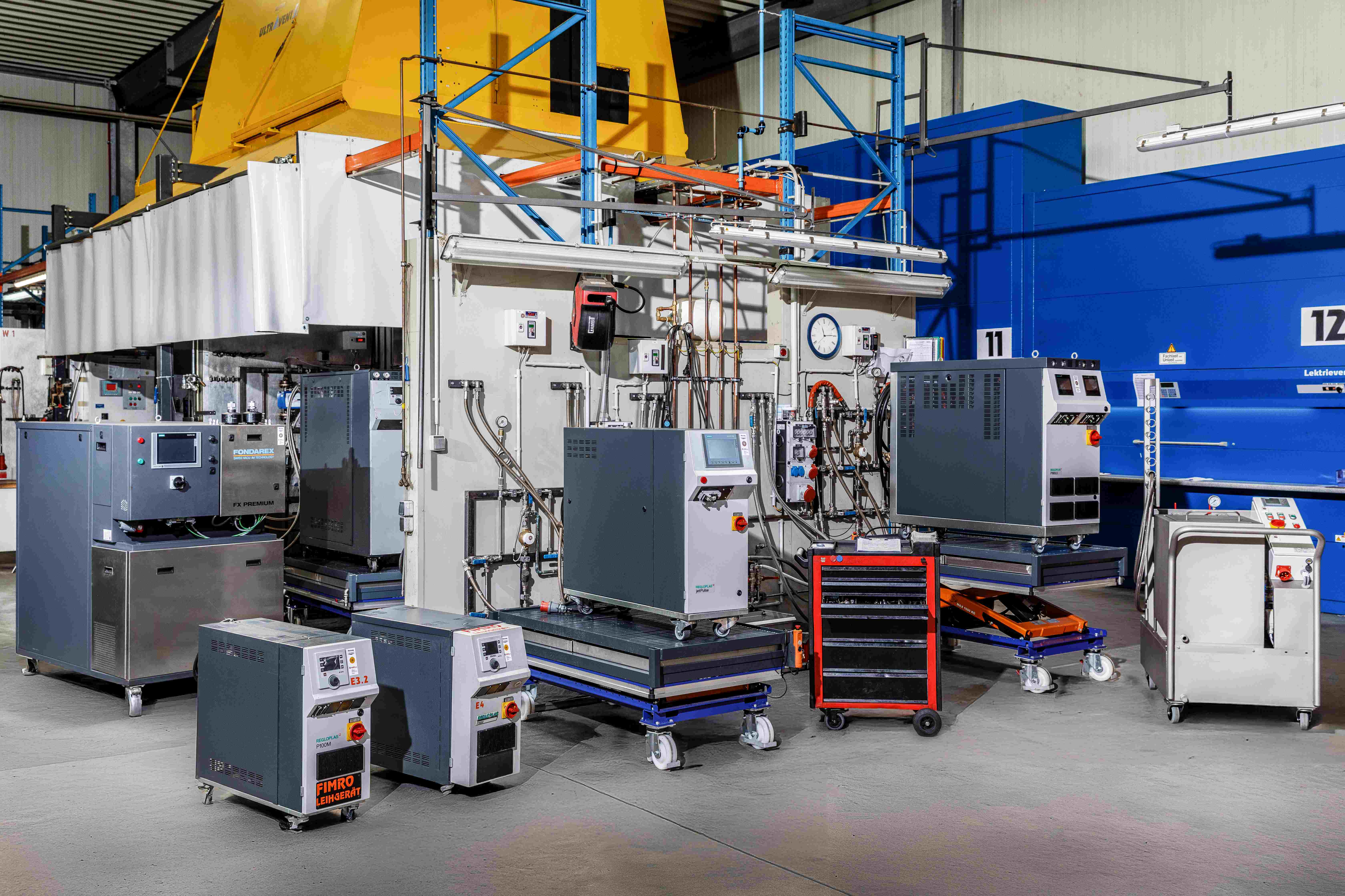 Blick in die FIMRO-Fachwerkstatt mit Prüfständen für Service , Wartung und Reparatur Temperiergeräte und Lager für schnelle Ersatzteile